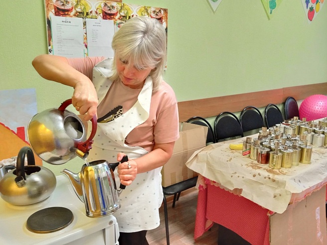 Саратовские волонтеры изготавливают для фронта окопные свечи