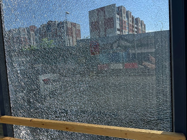 В Саратове вандалы разбили стекла на двух остановках