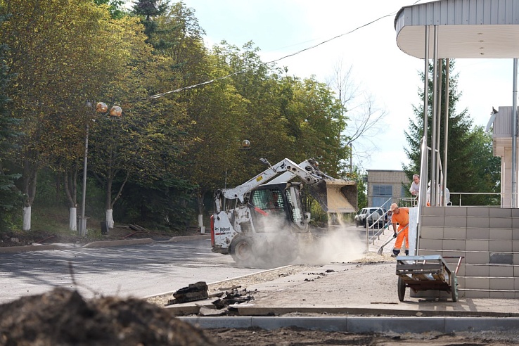 Бусаргин поручил завершить благоустройство территорий 27 больниц и поликлиник до конца года
