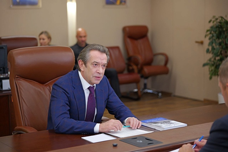 Губернатор Роман Бусаргин подарил Владимиру Машкову книгу о Табакове