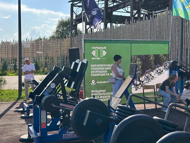 На набережной Саратова участники СВО соревновались в силе на уличных тренажерах