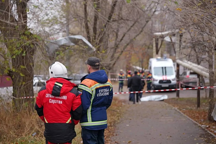 При атаке БПЛА в Заводском районе Саратова в домах выбило окна, пострадала женщина 