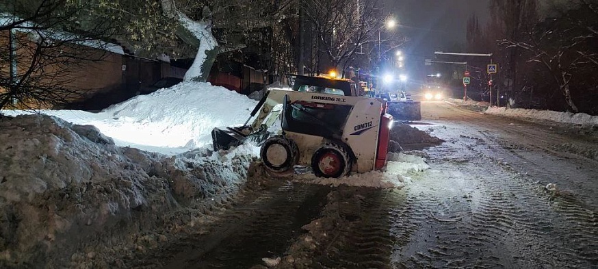 Ночью на расчистку дорог Саратовской области вышли более 280 единиц техники