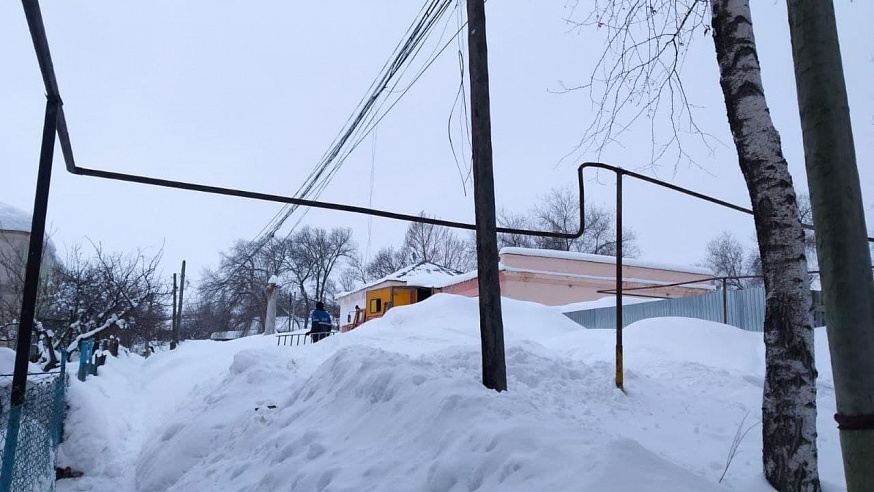 В Вольске починили газовую трубу, которую повредил снег с крыши
