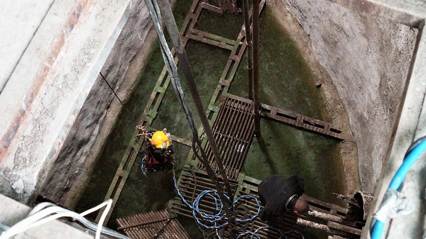 В Саратове водолазы меняют оборудование на насосной станции