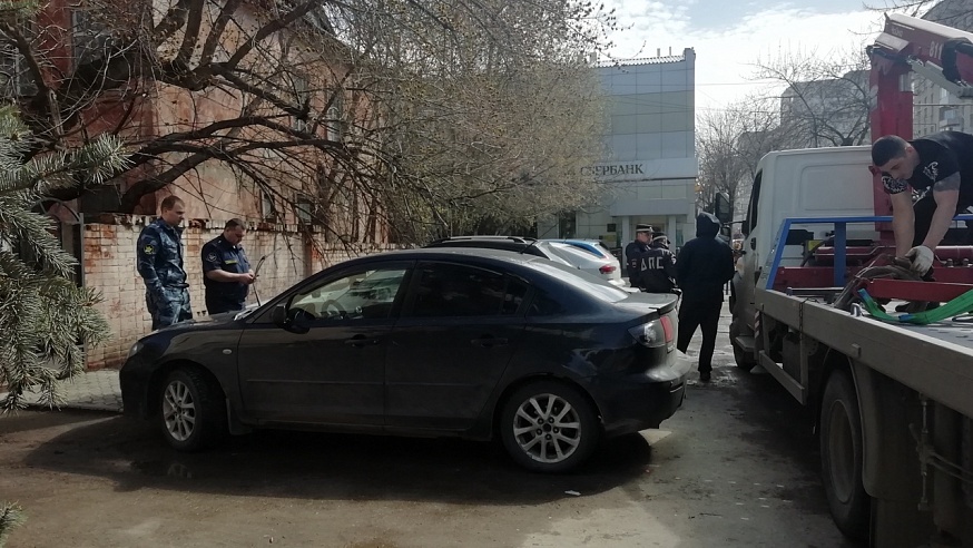 Саратовские эвакуаторщики не советуют нарушителям бросать автомобиль на дороге