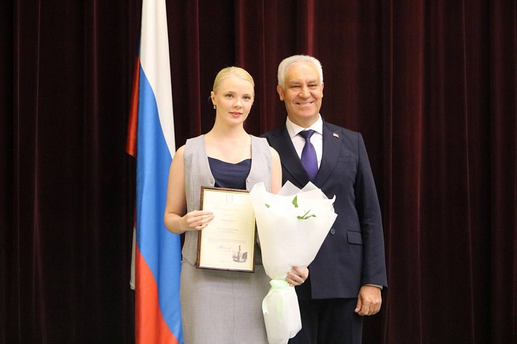 В Саратовской облдуме наградили волонтеров, помогавших при обрушении дома на Блинова