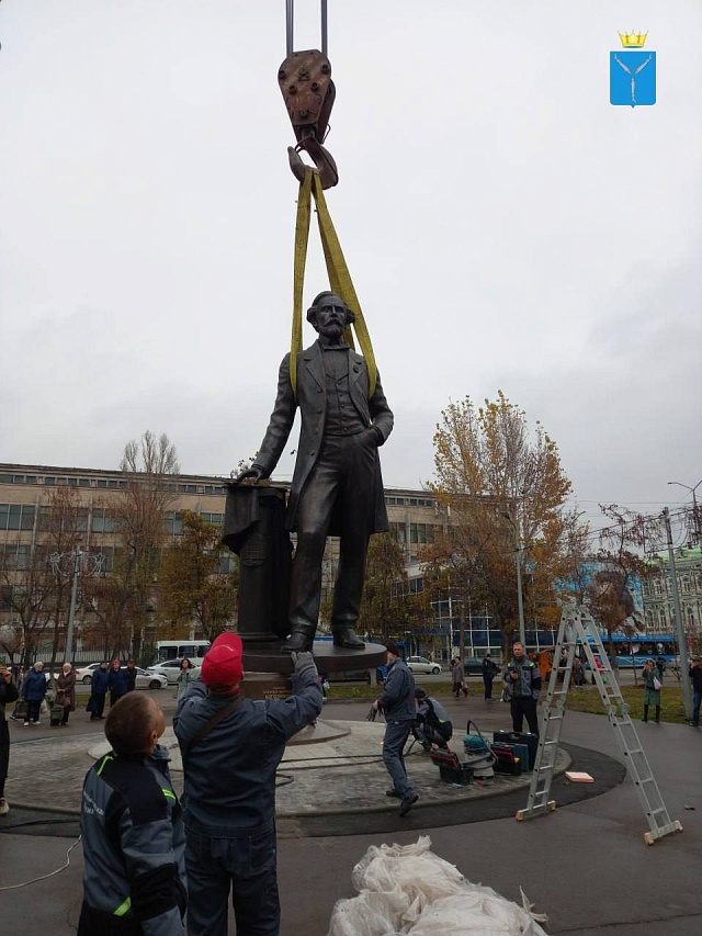 В Саратове появился памятник основателю Радищевского музея