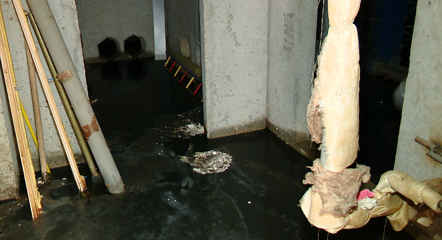 Жители саратовской многоэтажки третью неделю задыхаются из-за засора в канализации