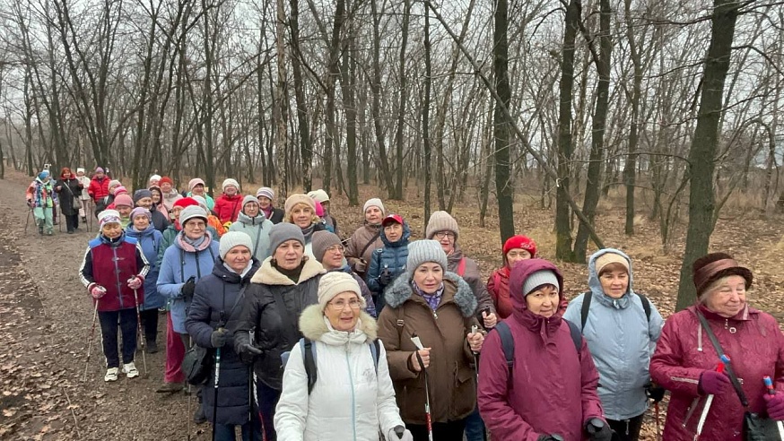 Несколько десятков пенсионеров прошли марафон "Здоровое долголетие" по экотропе Ленинского района