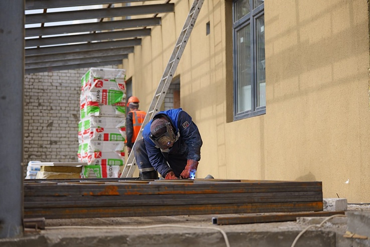 В строящейся поликлинике в Энгельсе начнут устанавливать мебель
