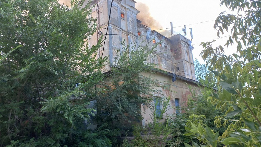 В Энгельсе горит здание бывшего Дома офицеров