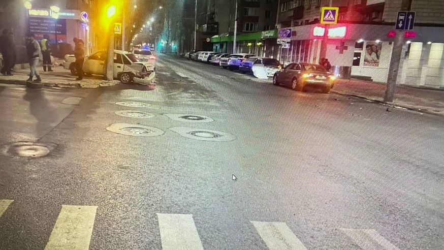 В результате массовой аварии в центре Саратова пострадали два человека