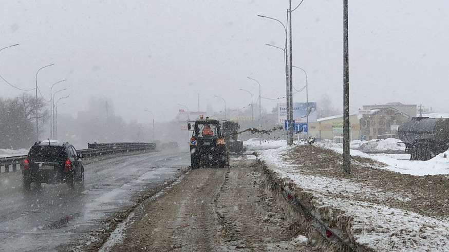 Более 1100 спецмашин убирают снег на дорогах Саратовской области 