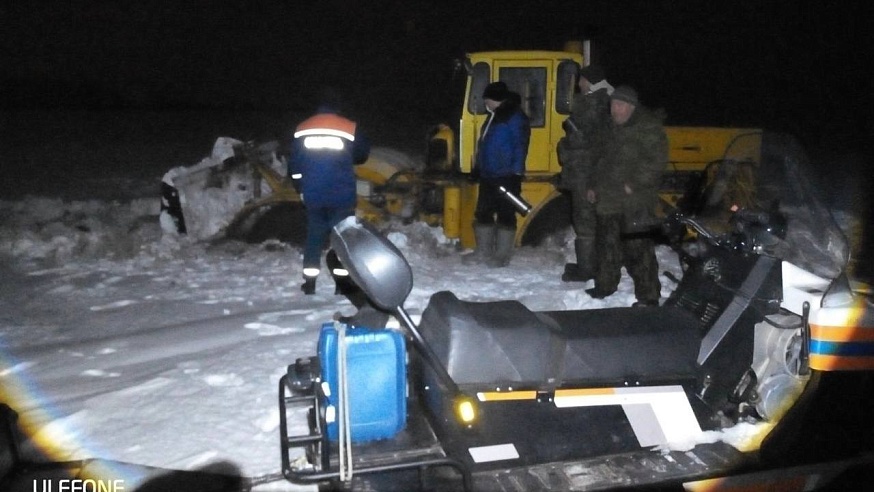 Трое мужчин застряли на тракторе в Озинском районе 