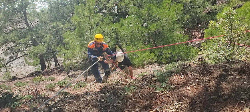Под Геленджиком спасли саратовца, зависшего на скале