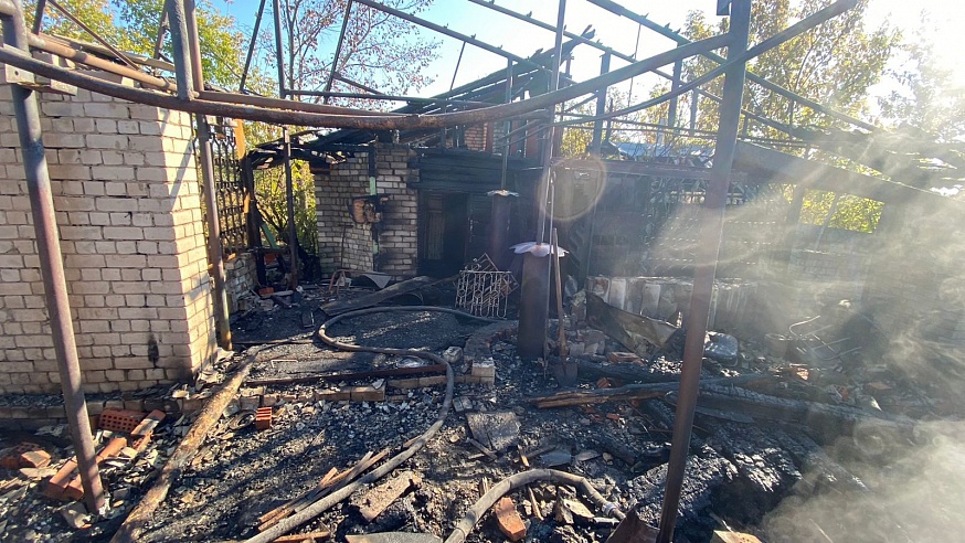 Рано утром в Саратове сгорел частный дом