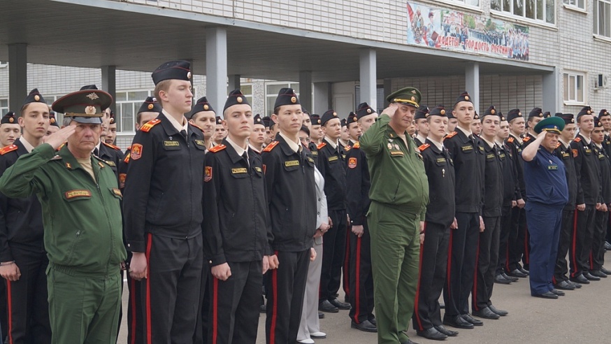 В Саратове кадетская школа учебную неделю начала с поднятия флага