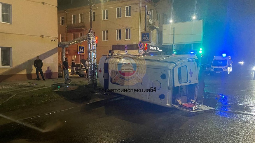 В Саратове в ДТП со "скорой" пострадали два человека