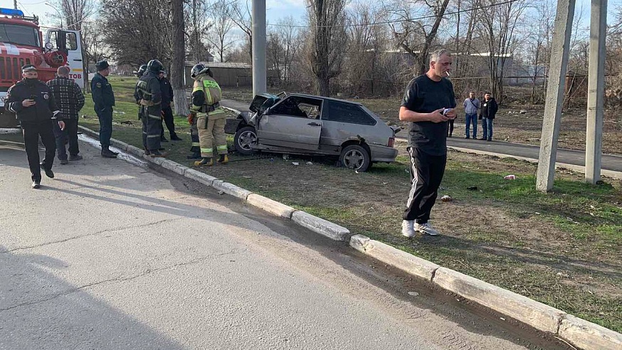 В Саратове водитель легковушки влетел в столб, один человек погиб