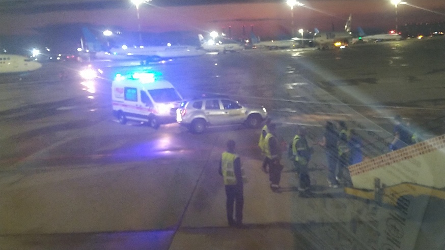 Рейс "Саратов-Санкт-Петербург" задержали из-за удушья у пассажира