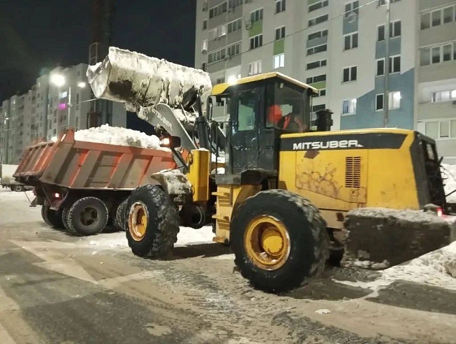 Для вывоза снега из Саратова задействовали дополнительную спецтехнику