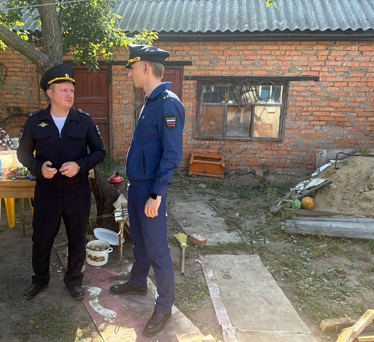 В Энгельсе погиб ребенок после падения в выгребную яму