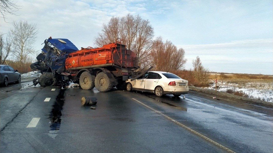 На трассе под Саратовом в ДТП с грузовиками погибли два человека