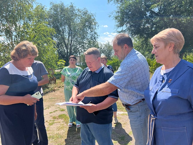 Панков: "По проекту Володина отремонтируют территории школ и детсадов в опорных селах Озинского района"