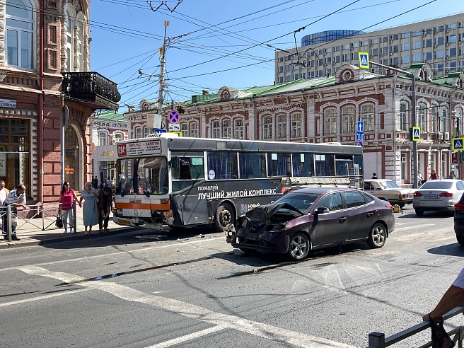 Женщина пострадала в ДТП с автобусом на Московской улице в Саратове