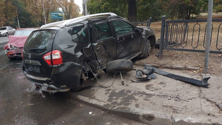 В Саратове два водителя пострадали при столкновении иномарок