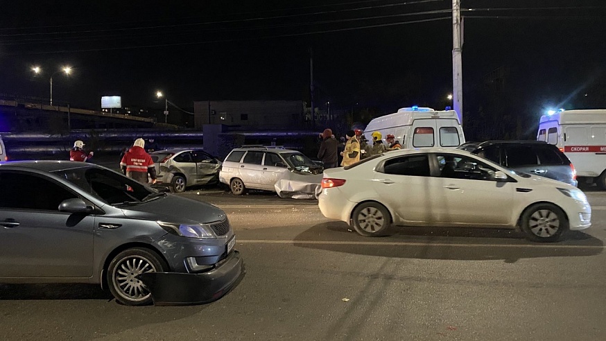 В Саратове в районе Студгородка столкнулись 9 машин