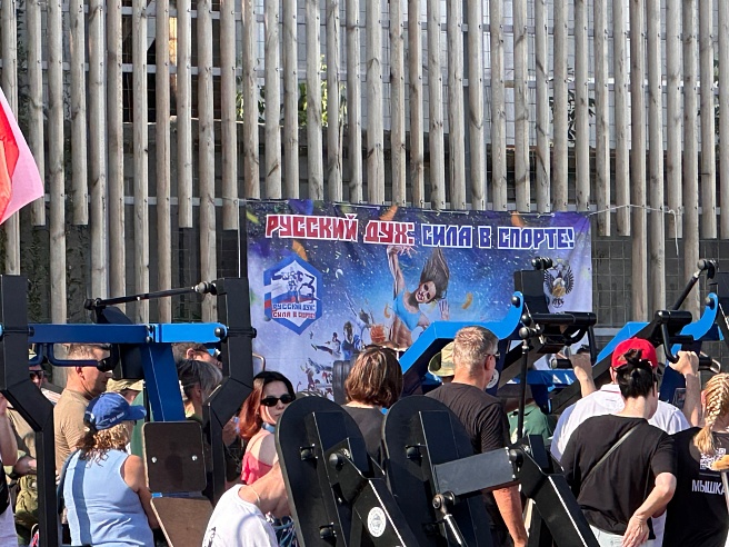 На набережной Саратова участники СВО соревновались в силе на уличных тренажерах