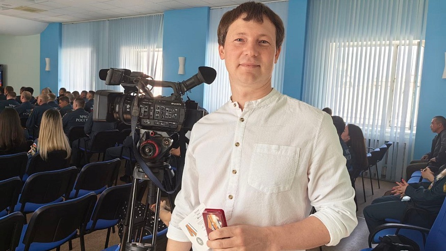Видеооператора телекомпании "Саратов 24" наградили медалью за пропаганду спасательного дела