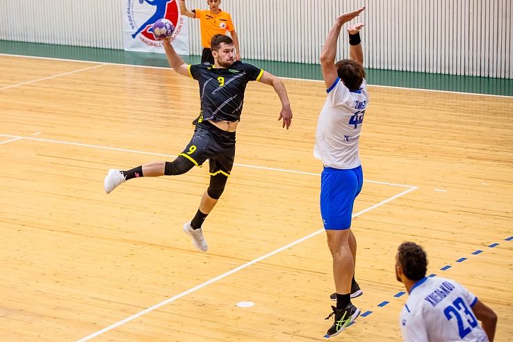 Саратовские гандболисты сыграли с чемпионом