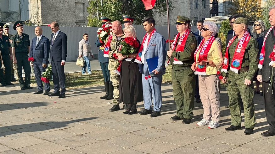 На Театральной площади установили мемориальную доску в память о саратовском герое