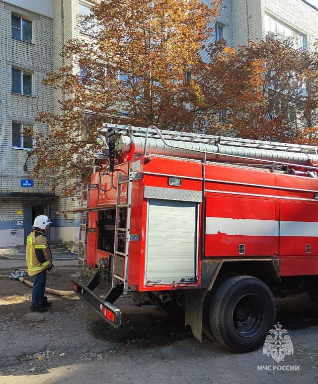 В Саратове горела набитая мусором квартира
