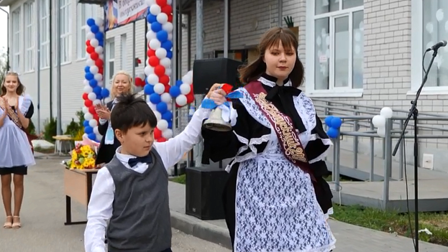 В школах Саратовской области прозвенели последние звонки