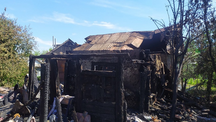 Пьяная развела огонь на веранде и сожгла соседские дома