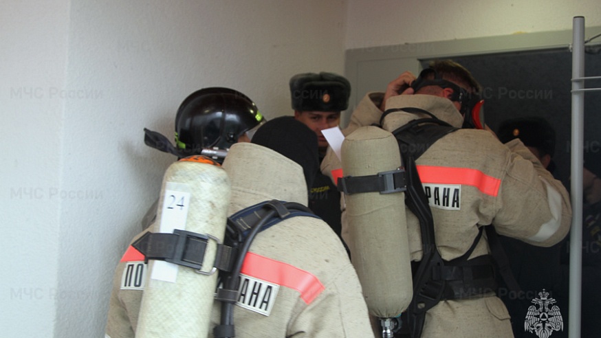 Саратовские пожарные при полной экипировке на скорость поднимались на 22-й этаж