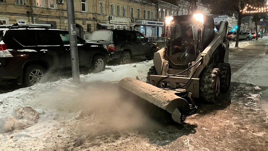 Снег в Саратове ночью убирали 85 рабочих