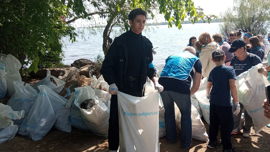 В День Волги саратовцы собрали с берегов реки 150 мешков мусора