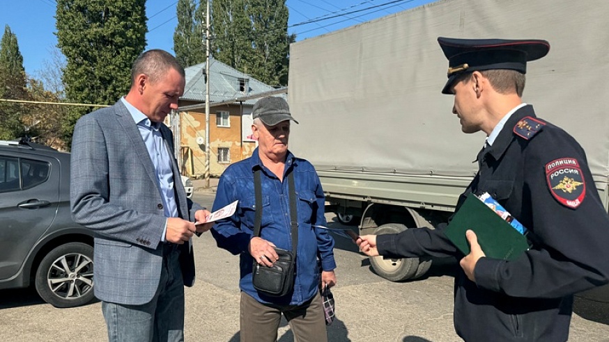 В Саратове полицейские и общественники рассказали прохожим о способах мошенничества