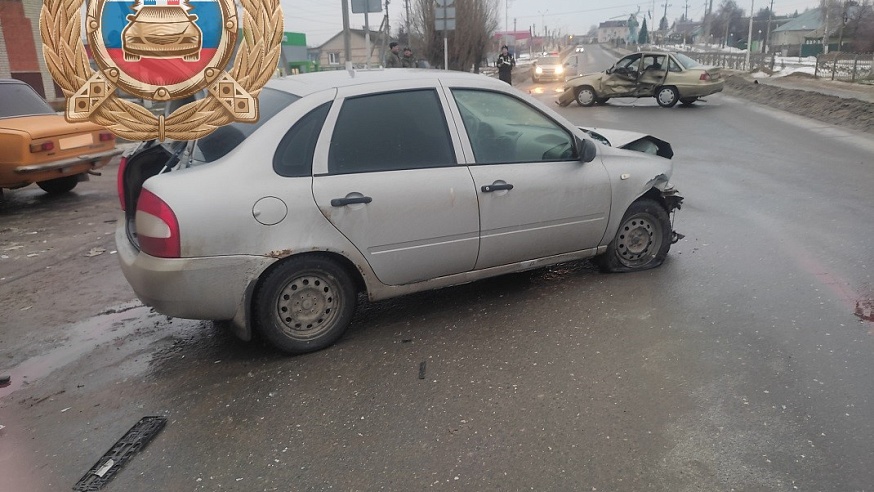 В Саратовской области в ДТП с припаркованными авто пострадали водитель и пешеход