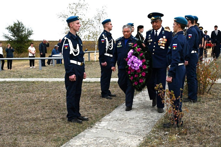 Саратовцы почтили память летчиков разбившегося стратегического бомбардировщика