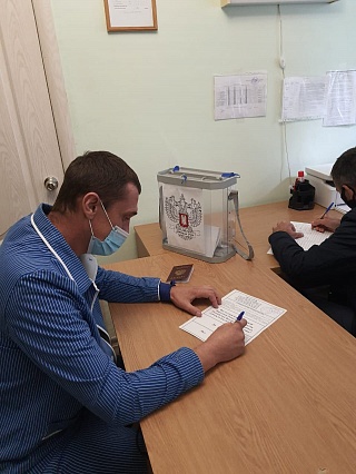 В саратовском госпитале проголосовал раненый гражданин Донецкой Республики