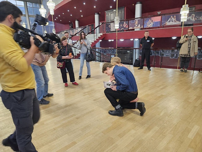 Павел Табаков приехал в Саратов на "отцовские" "Уроки"