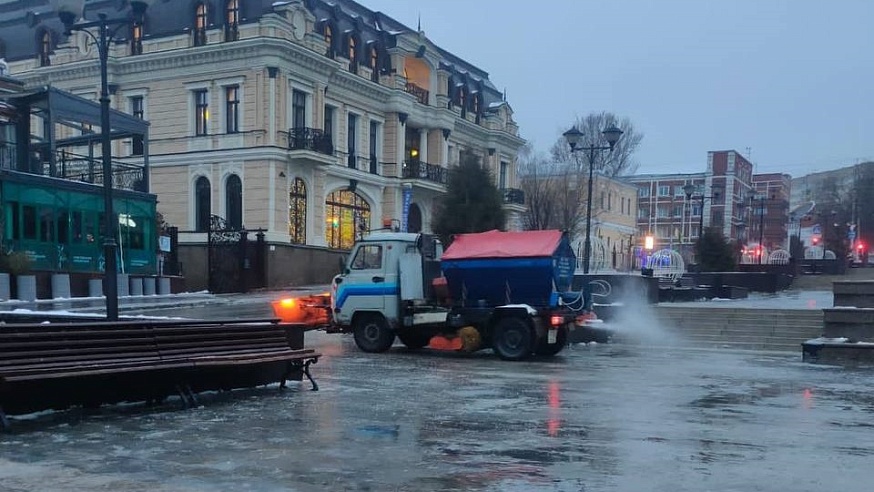 В Саратове дорожники продолжают убирать улицы