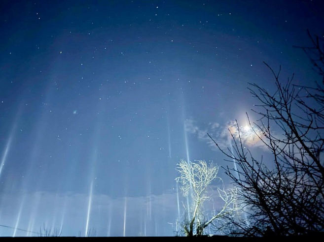 В небе над Саратовом заметили световые лучи