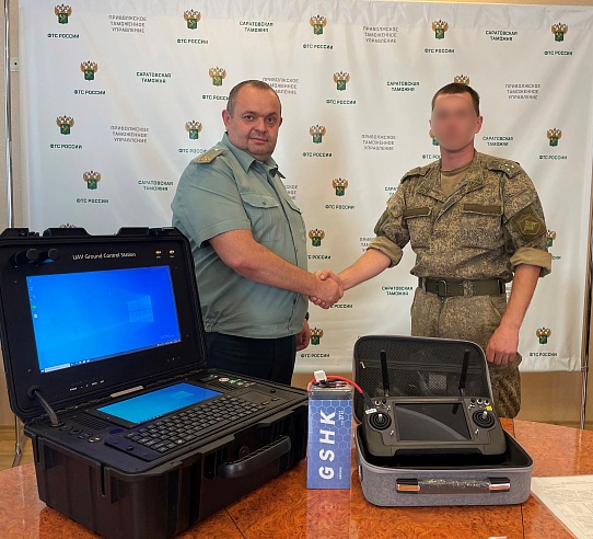 Саратовские таможенники передали бойцам СВО пульт и станцию управления дроном